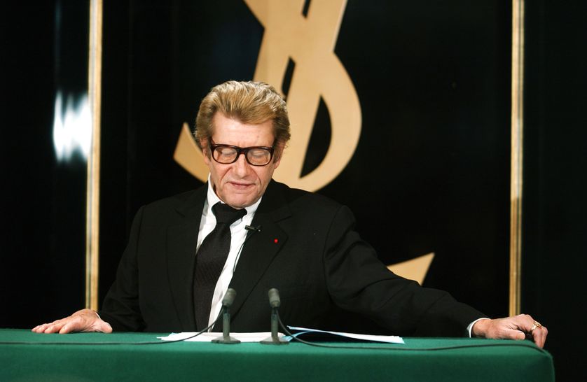 Yves Saint Laurent donne une conférence de presse le 07 janvier 2002 au siège de sa maison de couture à Paris, au cours de laquelle il annonce qu'il dit "adieu" à la couture.