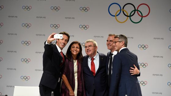 De g. à dr. : Tony Estanguet, (co-président du comité de candidature), Anne Hidalgo (maire de Paris), Thomas Bach (président du CIO), Eric Garrett et Casey Wasserman ("Los Angeles 2028"), le 13 septembre à Lima (Pérou) ©AFP - JEAN MARIE HERVIO / DPPI MEDIA / DPPI