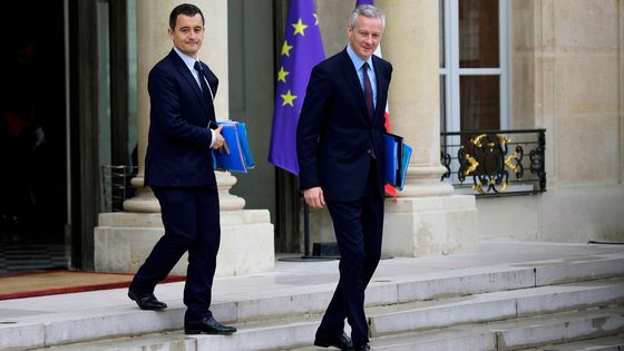 Gérald Darmanin, ministre de l'Action et des comptes publics, et Bruno Le Maire, ministre de l'Economie, présente le PLF 2018 ce mercredi. ©AFP - Martin BUREAU