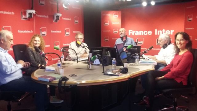Sur le plateau de "Vous les femmes", de gauche à droite : Alain Baraton, Marie-Claude Bomsel, Hervé Pauchon, Daniel Morin, Albert Algoud, Muriel Douru
