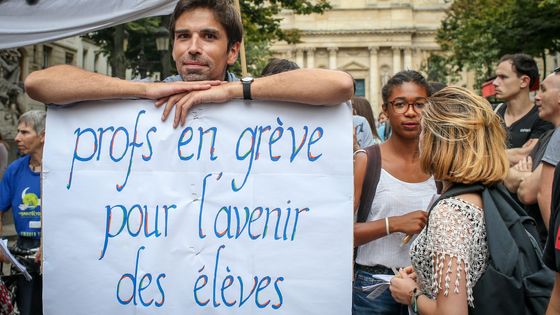 Manifestation des professionnels de l’éducation pour une autre réforme du collège et de meilleures conditions de travail et d’étude, à Paris, le 8 septembre 2016 ©Maxppp - Léon Tanguy