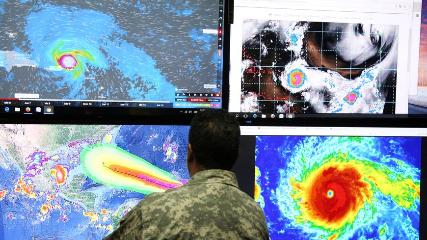 Un agent du comité des opérations d'urgence en République Dominicaine suit le passage de l'ouragan d'Irma à proximité de l'île