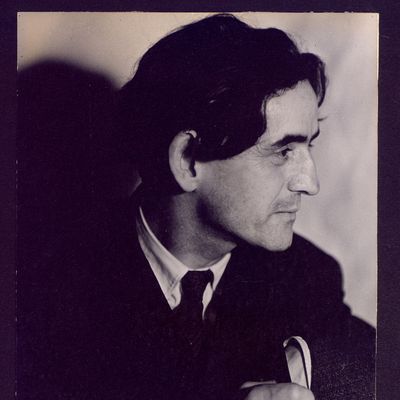 Louis Guilloux, la pipe à la main (Source: Bibliothèques de Saint-Brieuc/Fonds Louis Guilloux)