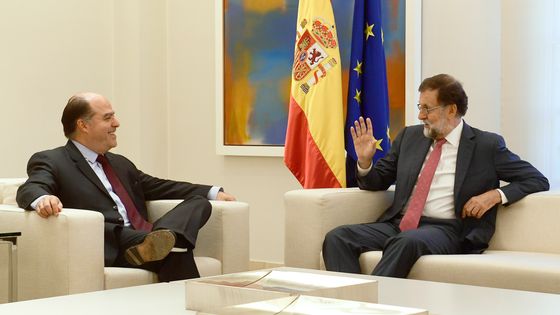 Avant-hier au palais de La Moncloa à Madrid, Mariano Rajoy recevait Julio Borges, président du parlement vénézuélien, qui avait été reçu lundi à Paris par Emmanuel Macron ©AFP - PIERRE-PHILIPPE MARCOU