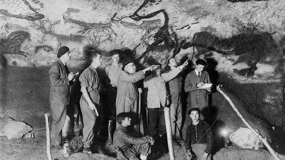 Dans la Grotte de Lascaux, en 1948, avec Marcel Ravidat, Jacques Marsal, et l'archéologue Henri Breuil. ©AFP - Montignac, France