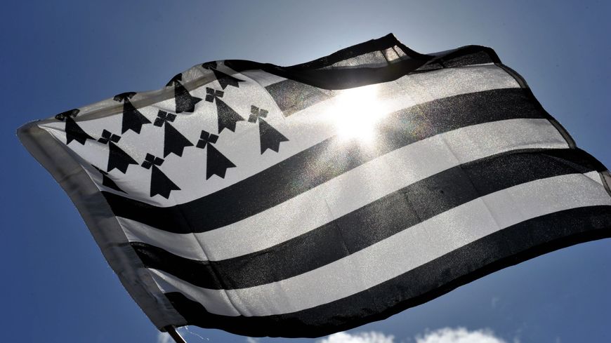 L'administration française ne reconnait par le tilde sur les prénoms, notamment bretons