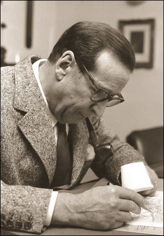 Portrait de Georges Simenon (1909 - 1989) au Château d'Echandens, 02/1963.