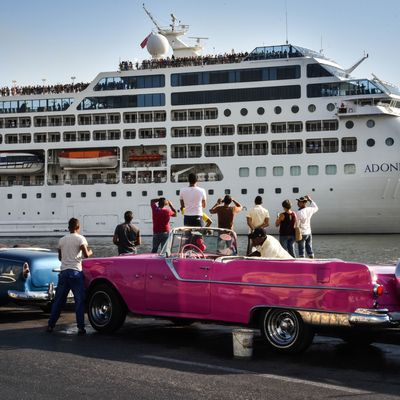 Des Cubains regardent le premier navire de croisière Etats-Unis-Cuba, depuis des décennies, arriver dans le port de La Havane, le 2 mai 2016.