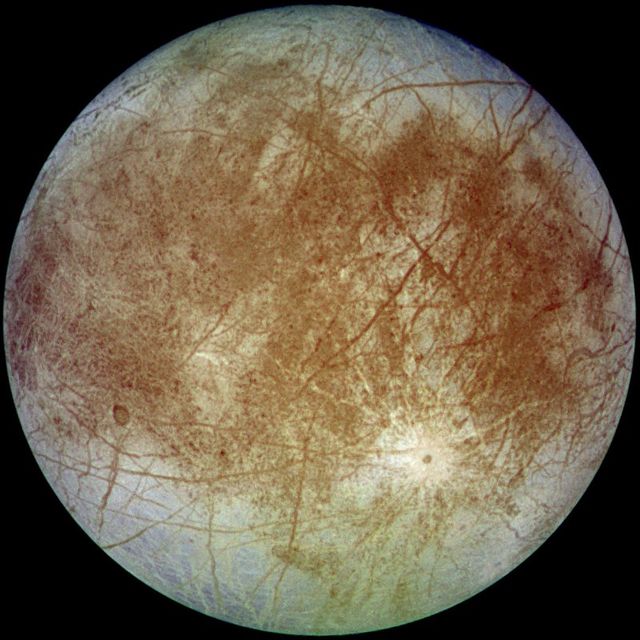 Europe, avec un diamètre de 3 121 kilomètres, est le quatrième plus gros satellite de Jupiter et le sixième du système solaire
