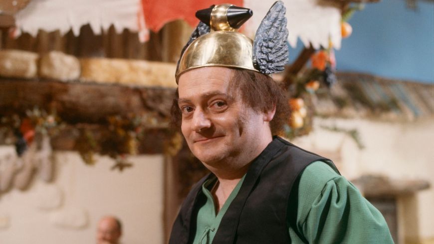 René Goscinny sur le tournage de la fiction "Deux Romains en Gaule" réalisée par Pierre Tchernia en 1967.
