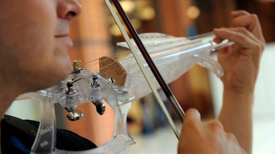 Le 3D Varius. Laurent Bernadac est le créateur du violon en résine 3D VARIUS fabriqué avec une imprimante 3D ©Maxppp - JOEL PHILIPPON
