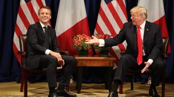 Emmanuel Macron et Donald Trump ont joué la complicité devant les objectifs avant leur entretien à New York ©AFP - LUDOVIC MARIN / AFP