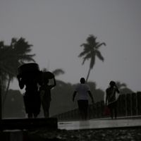Des gens fuient au milieu de l'ouragan Irma, à Haïti