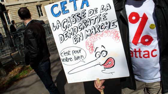 Manifestation des opposants au CETA le 20 septembre 2017. Ils considèrent que l'application provisoire du CETA, avant la ratification par les parlements de l'UE, est une atteinte à la démocratie. ©Maxppp - Bruno Levesque
