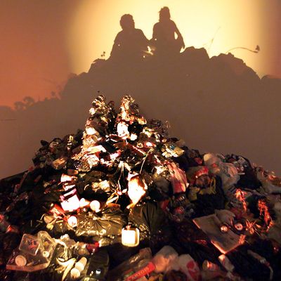 L' ombre de la croissance ? (Oeuvre de Tim Noble et Sue Webster lors de l'exposition "Apocalypse")
