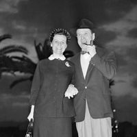 En avril 1955 l'écrivain belge Georges Simenon (1903-1989) se promène avec sa femme sur la croisette à Cannes.