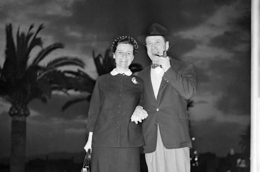 En avril 1955 l'écrivain belge Georges Simenon (1903-1989) se promène avec sa femme sur la croisette à Cannes.