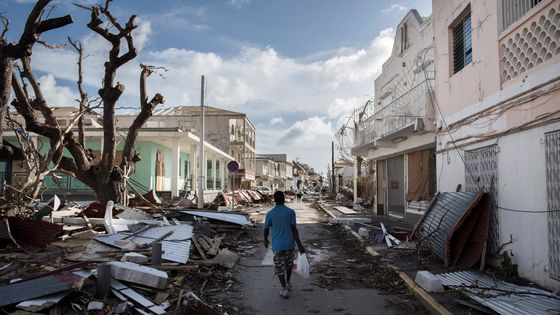 Un homme marche dans une rue de Saint Martin, Ile dévastée par l'ouragan Irma ©AFP - Martin BUREAU