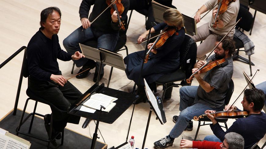 Myung-Whun Chung dirige l'Orchestre philharmonique de Radio France. Le violoniste Pascal Oddon est le troisième violoniste en partante de la gauche