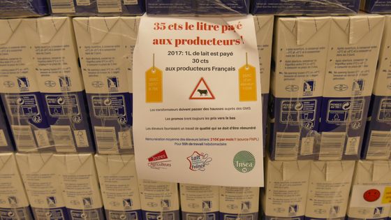 Manifestation des producteurs de lait dans un supermarché de Chauvray (Deux-Sèvres) le 15 février 2017 pour exiger un prix du litre de lait à 0,35 centimes ©AFP - Michel GARDE / Citizenside