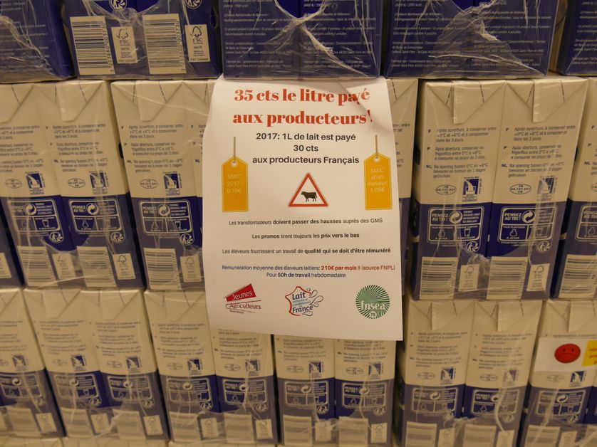 Manifestation des producteurs de lait dans un supermarché de Chauvray (Deux-Sèvres) le 15 février 2017 pour exiger un prix du litre de lait à 0,35 centimes