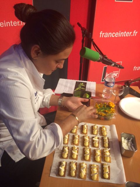 La chef mexicaine Beatriz Gonzalez prépare une dégustation au sein du studio de "Babel-sur-Seine"