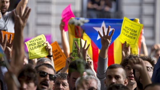 Manifestants ce mercredi à Barcelone, au slogan de "Nous votons pour être libres" ©AFP - Albert Llop / Anadolu Agency