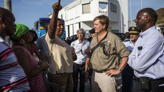 Le Roi des Pays-Bas, Willem-Alexander, écoute les habitants de la partie néerlandaise de l'île de Sint Maarten, après le passage de l'ouragan Irma qui a détruit l'île. ©AFP - VINCENT JANNINK