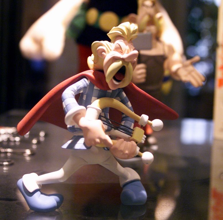 Photo d'une figurine représentant Assurancetourix du dessinateur Albert Uderzo.