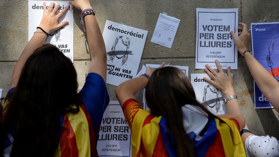 Des dizaines d'étudiants occupent l'université de Barcelone, à trois jours du scrutin illégal ©AFP - Josep LAGO