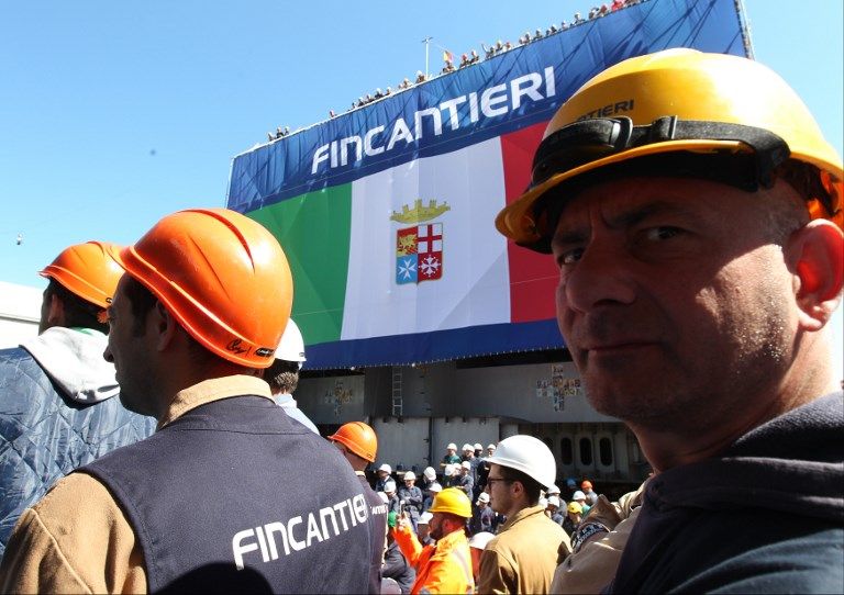 Des métallos de Fincantieri fêtaient le lancement à Castellamare di Stabia (en Campanie) de la coque du futur vaisseau "Vulcano", parti pour son assemblage sur le chantier de La Spezia (en Ligurie)