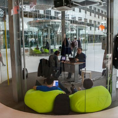 Des personnes travaillent dans un open space dans le Centre d'innovation russe à Moscou