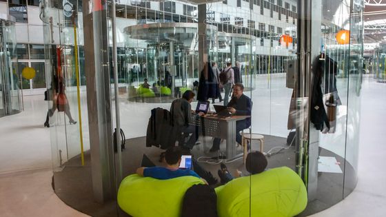 Des personnes travaillent dans un open space dans le Centre d'innovation russe à Moscou ©Maxppp - SERGEI ILNITSKY