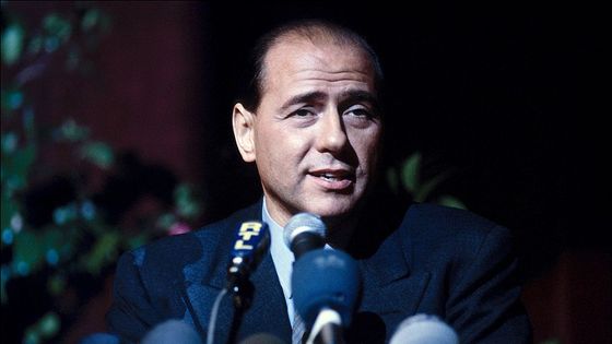 Silvio Berlusconi présentant "La Cinq", le 20 janvier 1986 ©Getty - Daniel SIMON/Gamma-Rapho