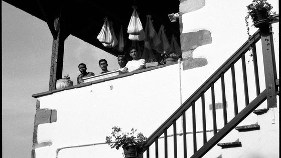Réfugiés afghans et Érythréens sous les jambons de la charcuterie Petricorena de Saint-Etienne-de-Baïgorry ©Radio France - Raphaël Krafft