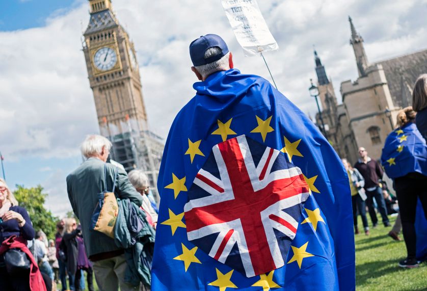 Un militant pro-Europe rejoint le cortège de la Marche anti-Brexit dans le centre de Londres