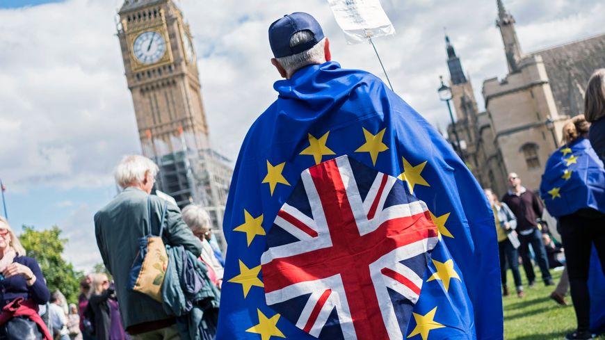 Un militant pro-Europe rejoint le cortège de la Marche anti-Brexit dans le centre de Londres
