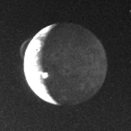 Cette image de Io prise en 1979 montre 2 éruptuions volcaniques