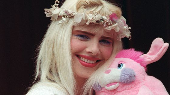Ilona Anna Staller connue sous le nom de Cicciolina, star porno italienne et membre du Parlement italien, pose pour les photographes, à Lyon le 16 mai 1988. ©AFP - GERARD MALIE