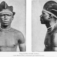 Fang du Haut-Ivindo (Gabon) par la mission Cottes 1914. Photo tirée de "Esquisse générale des langues de l'Afrique et plus particulièrement de l'Afrique française"