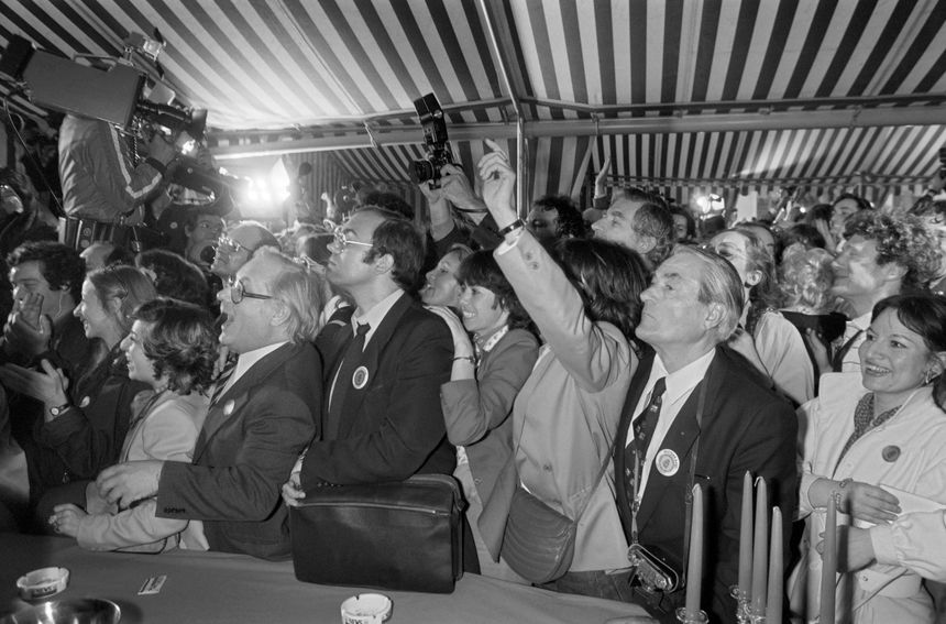 Des militants fêtent la victoire, le 10 mai 1981, rue de Solférino