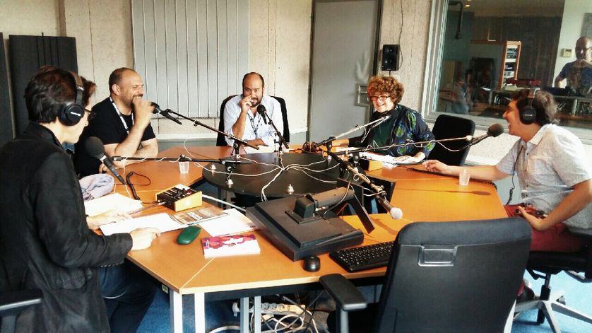 De gauche à droite, dans les locaux de France Bleu Bayonne: Antoine Guillot, Sergio Becerra, Ciro Guerra, l'interprète Véronique Gonfreville et Oscar Ruiz Navia