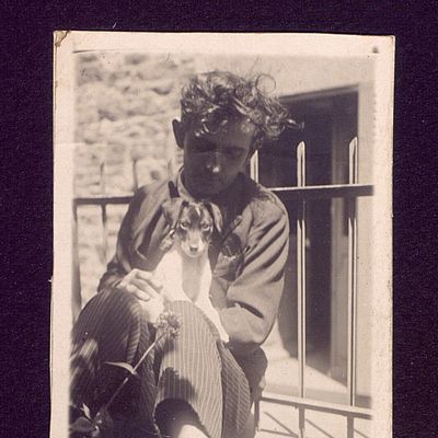 Louis Guilloux jeune, avec un chiot (Source : Bibliothèques de Saint-Brieuc/Fonds Louis Guilloux)