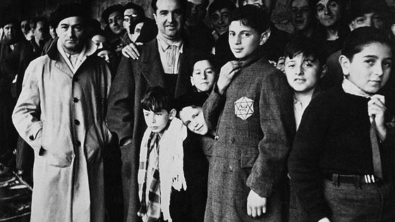 Photo prise en 1942 de juifs internés dans le camp de Drancy après avoir transité par le stade du Vélodrome d'Hiver à Paris. ©AFP