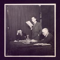 Louis Guilloux, Louis Aragon, et André Gide à la Maison de la culture en décembre 1935