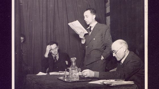 Louis Guilloux, Louis Aragon, et André Gide à la Maison de la culture en décembre 1935 - Source : : Bibliothèques de Saint-Brieuc/Fonds Louis Guilloux