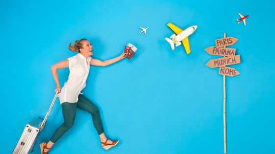 Jeune femme qui se dépêche pour prendre son avion. ©Getty - Westend61