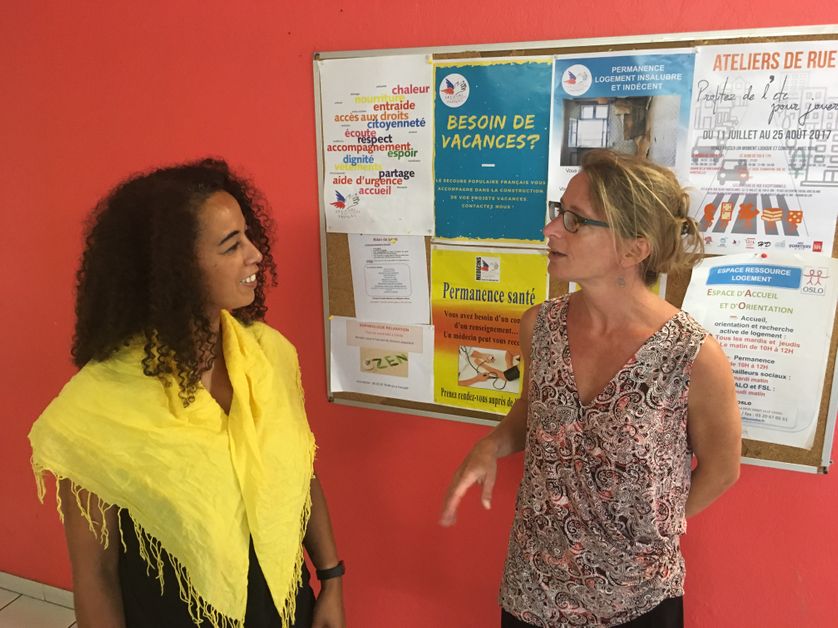 Fatima et Lucie travaillent au Secours Populaire de Lille et aident plus de 600 personnes.