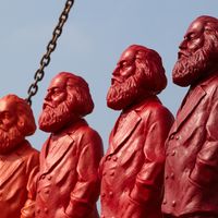 Sculptures rouges à l’effigie de Karl Marx, créées par l’artiste Ottmar Hoerl, et exposées à Trèves (Allemagne) en 2013 pendant l’exposition « Icon Karl Marx ».