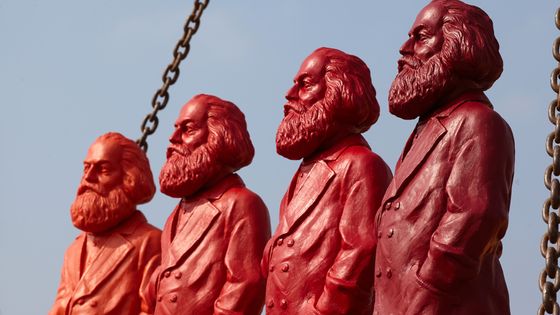 Sculptures rouges à l’effigie de Karl Marx, créées par l’artiste Ottmar Hoerl, et exposées à Trèves (Allemagne) en 2013 pendant l’exposition « Icon Karl Marx ». ©AFP - THOMAS FREY / DPA